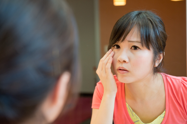 梅雨で肌荒れを気にする女性