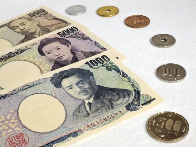 紙幣と硬貨お金イメージ