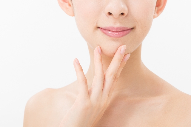 顎に手を当てる女性