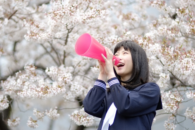 メガホンを持って喜ぶ女子高生