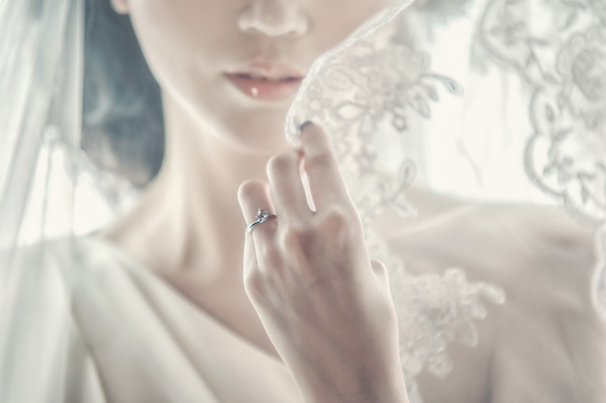 指輪を見せる花嫁姿の女性