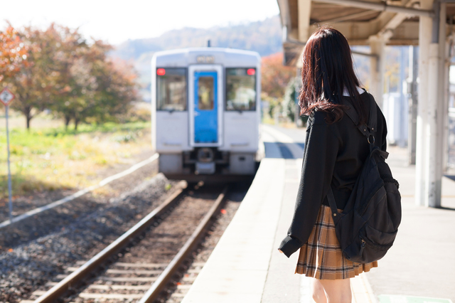 電車を待つ高校生