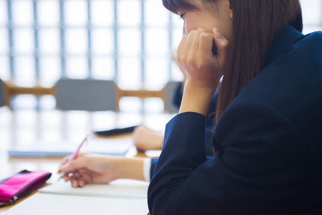 図書館で勉強する女子高生