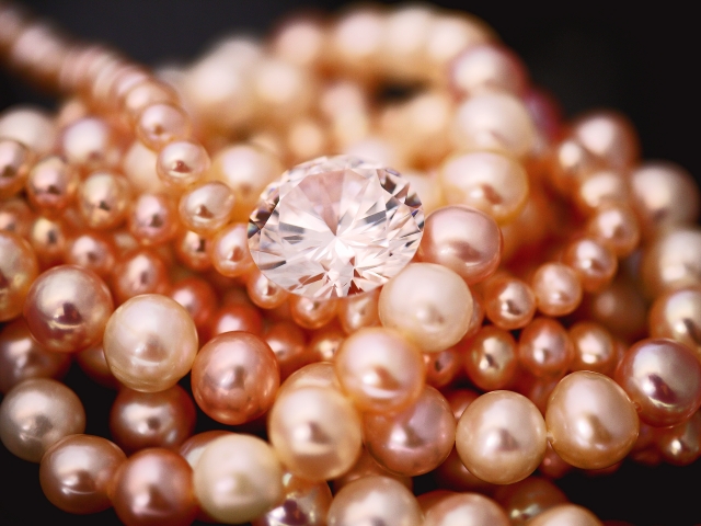 真珠のネックレスとダイヤ