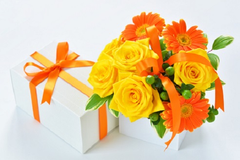 オレンジと黄色の花とプレゼントボックス