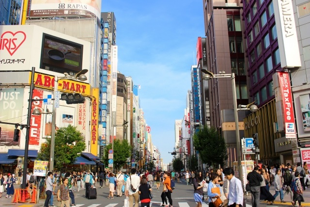 休日で賑わう新宿東口の風景