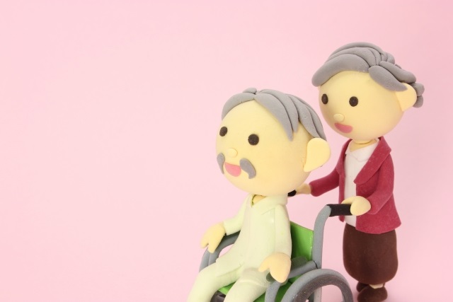 おじいちゃんの車椅子をひくおばあちゃんの人形
